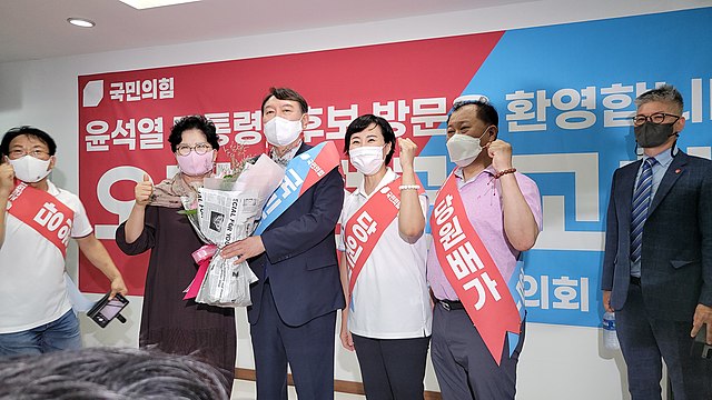 Former Prosecutor General Yoon Seok-youl, a front-running presidential aspirant who has People Power Party, poses for a photo with a group of party members in Seoul's Eunpyeong District on Aug. 3, 2021 (2)